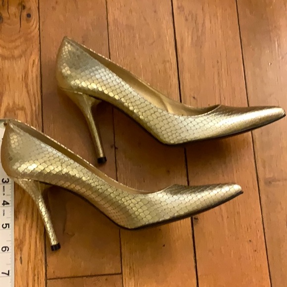 Stuart Weizmann Leather Pointed Toe Metallic Gold Snakeskin Pumps Size 7.5 - Picture 4 of 5